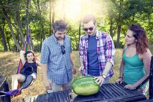 grupo de joven adultos tener divertido y comiendo foto