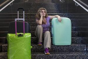 cansado turista viajero esperando sentado en el escalera foto