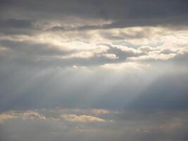 nube y cielo con Brillo Solar foto