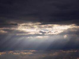 nube y cielo con Brillo Solar foto