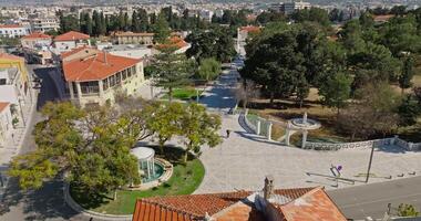 Antenne Aussicht von paphos Stadtbild, Zypern. historisch Kreis mit administrative Gebäude, Bibliothek, und schön die Architektur, städtisch Lebensstil und Tourismus auf das Insel. hoch Qualität 4k Aufnahmen video