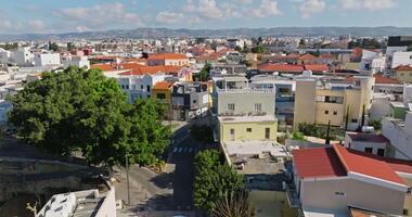 Paphos, Zypern. Antenne Aussicht von das städtisch Landschaft, beschwingt Tourismus Leben, und das majestätisch die Architektur von alt Gebäude. hoch Qualität 4k Aufnahmen video