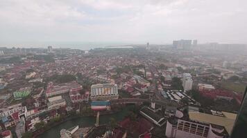 melaka, Malásia - 10º abril, 2024 - a costa céu torre ponto de vista para paisagem urbana do melaka. velho Cidade edifícios e arquitetura video