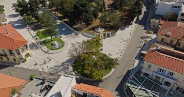 verkennen paphos, Cyprus. antenne visie van de de stad historisch kwartaal met stad hal, bibliotheek, en bouwkundig schoonheid, presentatie van stedelijk levensstijl en toerisme. hoog kwaliteit 4k beeldmateriaal video