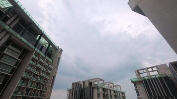 Melaka, Maleisië - 10e april, 2024 - melaka kust lucht toren woon- appartement hoog gebouwen complex met stadsgezicht Aan regenachtig weer dag. vakantie vakantie Aan moesson seizoen video