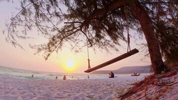 koh rondzwerven, Cambodja - 16e februari, 2024 - mooi zonsondergang tijd vervallen in koh rong eiland, Cambodja. de strand van toevlucht met zanderig waterkant en toerist Aan vakantie vakantie video