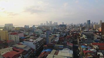 phnom Penh, Kambodscha - - 18 .. Februar, 2024 - - Zoomen im Aussicht Kambodscha Hauptstadt Sonnenuntergang Zeitraffer von Hotels oben Dach Standpunkt video