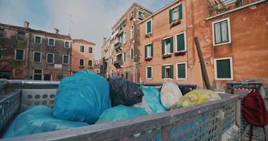 vuilnis bak met vuilnis Tassen in de stadsgezicht van Venetië Italië. schoonmaak de plaats, beschermen de omgeving. hoog kwaliteit 4k beeldmateriaal video