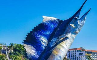 puerto escondido oaxaca mexico 2023 pez espada pescado estatua escultura figura en puerto escondido México. foto