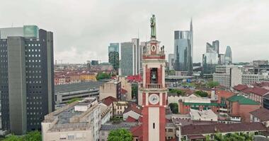 aéreo ver de el paisaje urbano de céntrico Milán, Italia. un hermosa panorama de el ciudad y el parque, con Alto histórico edificios céntrico y un negocio distrito. alto calidad 4k imágenes video