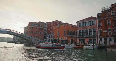 arkitektur av byggnader på kanaler i Venedig, Italien. båtar segla på kanaler i en stadsbild på solnedgång. hög kvalitet 4k antal fot video