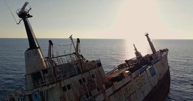 Antenne Sonnenuntergang Aussicht von versunken Schiff beim Meer in der Nähe von Paphos, Zypern der Natur Schönheit und Sommer- Entspannung. hoch Qualität 4k Aufnahmen video