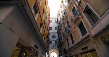 arkitektur av de gator av Venedig, Italien i en skön urban landskap. stadsbild av skön hus på de smal gator av en romantisk mitte på de kanaler. hög kvalitet 4k antal fot video