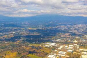 pista aeropuerto ciudad montañas panorama ver desde avión costa rico foto