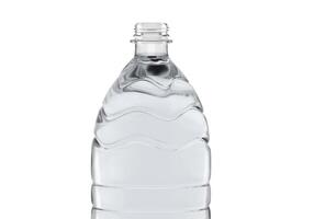 abierto el plastico botella con agua en blanco antecedentes foto