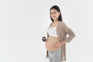 embarazada mujer comprobación sangre azúcar nivel por utilizando digital glucosa metro, salud cuidado, medicamento, diabetes, glicemia concepto foto