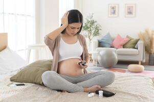 embarazada mujer comprobación sangre azúcar nivel por utilizando digital glucosa metro, salud cuidado, medicamento, diabetes, glicemia concepto foto