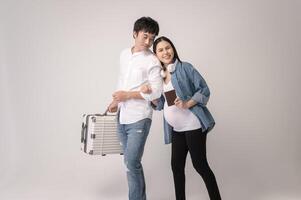 retrato de hermosa embarazada mujer y marido de viaje terminado blanco antecedentes estudio, seguro y maternidad concepto foto