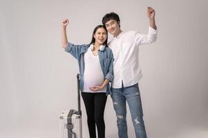 retrato de hermosa embarazada mujer y marido de viaje terminado blanco antecedentes estudio, seguro y maternidad concepto foto