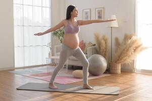 sano embarazada mujer hacer ejercicio y haciendo prenatal yoga, meditación, trabajando afuera, yoga, el embarazo concepto. foto