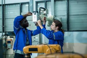 un grupo de robótica ingenieros trabajando con programación y manipulando robot mano, industrial robótica diseño, alto tecnología instalación, moderno máquina aprendiendo. masa producción automáticas. foto