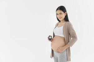embarazada mujer comprobación sangre azúcar nivel por utilizando digital glucosa metro, salud cuidado, medicamento, diabetes, glicemia concepto foto