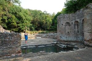 Albania 09.09.2023 restos de genial basílica en butrinto nacional parque, butroto, albania triconca palacio a butrinto vida y muerte de antiguo romano casa histórico medieval veneciano torre rodeado foto