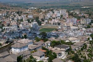 girokastra es un ciudad en del Sur albania, en el Valle de el drinos río. administrativo centrar de el región y municipio. Mediterráneo clima. tradicional casas en albania, Europa. foto