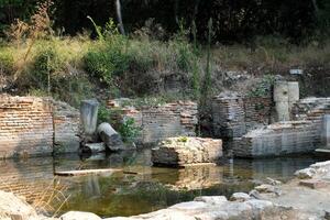 restos de el genial basílica en butrinto nacional parque, butroto, albania triconca palacio a butrinto vida y muerte de un antiguo romano casa histórico medieval veneciano torre rodeado foto