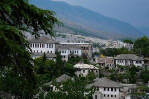 fortaleza en gjirokastra un enorme Roca edificio en un alto montaña en Albania con un reloj el historia de el medio siglos un hermosa ver desde el Roca ciudad a el antiguo pueblo foto