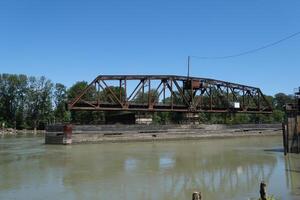 hierro puente terminado el río. ferrocarril ferrocarril foto