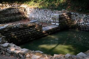 restos de el genial basílica en butrinto nacional parque, butroto, albania triconca palacio a butrinto vida y muerte de un antiguo romano casa histórico medieval veneciano torre rodeado foto