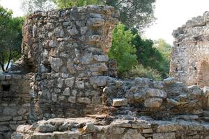 restos de el genial basílica en butrinto nacional parque, butroto, albania triconca palacio a butrinto vida y muerte de un antiguo romano casa histórico medieval veneciano torre rodeado foto