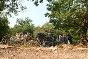 restos de el genial basílica en butrinto nacional parque, butroto, albania triconca palacio a butrinto vida y muerte de un antiguo romano casa histórico medieval veneciano torre rodeado foto