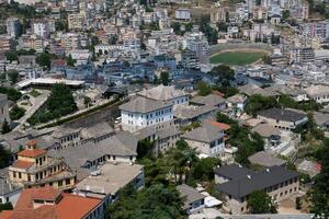 fortaleza en gjirokastra un enorme Roca edificio en un alto montaña en Albania con un reloj el historia de el medio siglos un hermosa ver desde el Roca ciudad a el antiguo pueblo foto