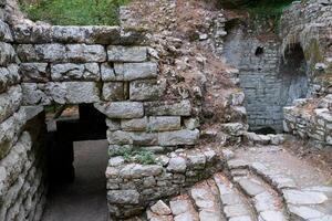 restos de el genial basílica en butrinto nacional parque, butroto, albania triconca palacio a butrinto vida y muerte de un antiguo romano casa histórico medieval veneciano torre rodeado foto