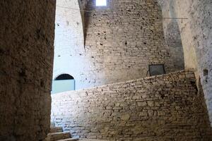 fortaleza en gjirokastra un enorme Roca edificio en un alto montaña en Albania con un reloj el historia de el medio siglos un hermosa ver desde el Roca ciudad a el antiguo pueblo foto