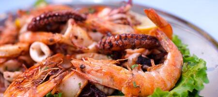 de cerca de piezas de calamar, Mariscos con frito camarón mezclado con ensalada foto