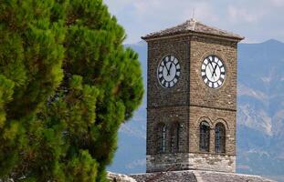 fortaleza en gjirokastra un enorme Roca edificio en un alto montaña en Albania con un reloj el historia de el medio siglos un hermosa ver desde el Roca ciudad a el antiguo pueblo foto