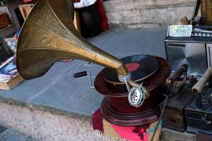 Albania héroekrast en el suelo un antiguo gramófono con un grabar de un antiguo Clásico musical instrumento es para rebaja foto