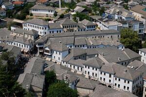 girokastra es un ciudad en del Sur albania, en el Valle de el drinos río. administrativo centrar de el región y municipio. Mediterráneo clima. tradicional casas en albania, Europa. foto