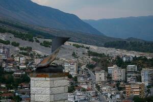 fortaleza en gjirokastra un enorme Roca edificio en un alto montaña en Albania con un reloj el historia de el medio siglos un hermosa ver desde el Roca ciudad a el antiguo pueblo foto