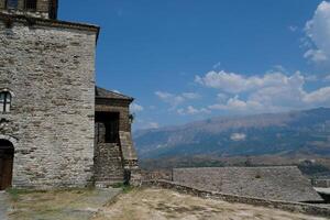 fortaleza en gjirokastra un enorme Roca edificio en un alto montaña en Albania con un reloj el historia de el medio siglos un hermosa ver desde el Roca ciudad a el antiguo pueblo foto