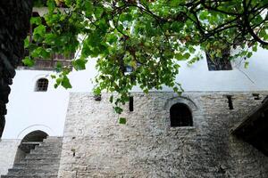 fortaleza en gjirokastra un enorme Roca edificio en un alto montaña en Albania con un reloj el historia de el medio siglos un hermosa ver desde el Roca ciudad a el antiguo pueblo foto