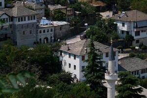 girokastra es un ciudad en del Sur albania, en el Valle de el drinos río. administrativo centrar de el región y municipio. Mediterráneo clima. tradicional casas en albania, Europa. foto