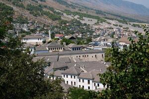 fortaleza en gjirokastra un enorme Roca edificio en un alto montaña en Albania con un reloj el historia de el medio siglos un hermosa ver desde el Roca ciudad a el antiguo pueblo foto