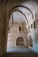 fortaleza en gjirokastra un enorme Roca edificio en un alto montaña en Albania con un reloj el historia de el medio siglos un hermosa ver desde el Roca ciudad a el antiguo pueblo foto