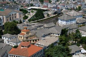 fortaleza en gjirokastra un enorme Roca edificio en un alto montaña en Albania con un reloj el historia de el medio siglos un hermosa ver desde el Roca ciudad a el antiguo pueblo foto