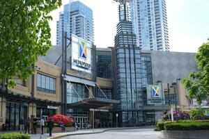 británico Columbia, Canadá Burnaby 01.02.2024 dentro metrópoli centro comercial metrópoli personas caminando foto