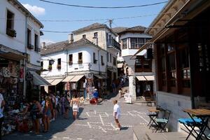 girokastra es un ciudad en del Sur albania, en el Valle de el drinos río. administrativo centrar de el región y municipio. Mediterráneo clima. tradicional casas en albania, Europa. foto